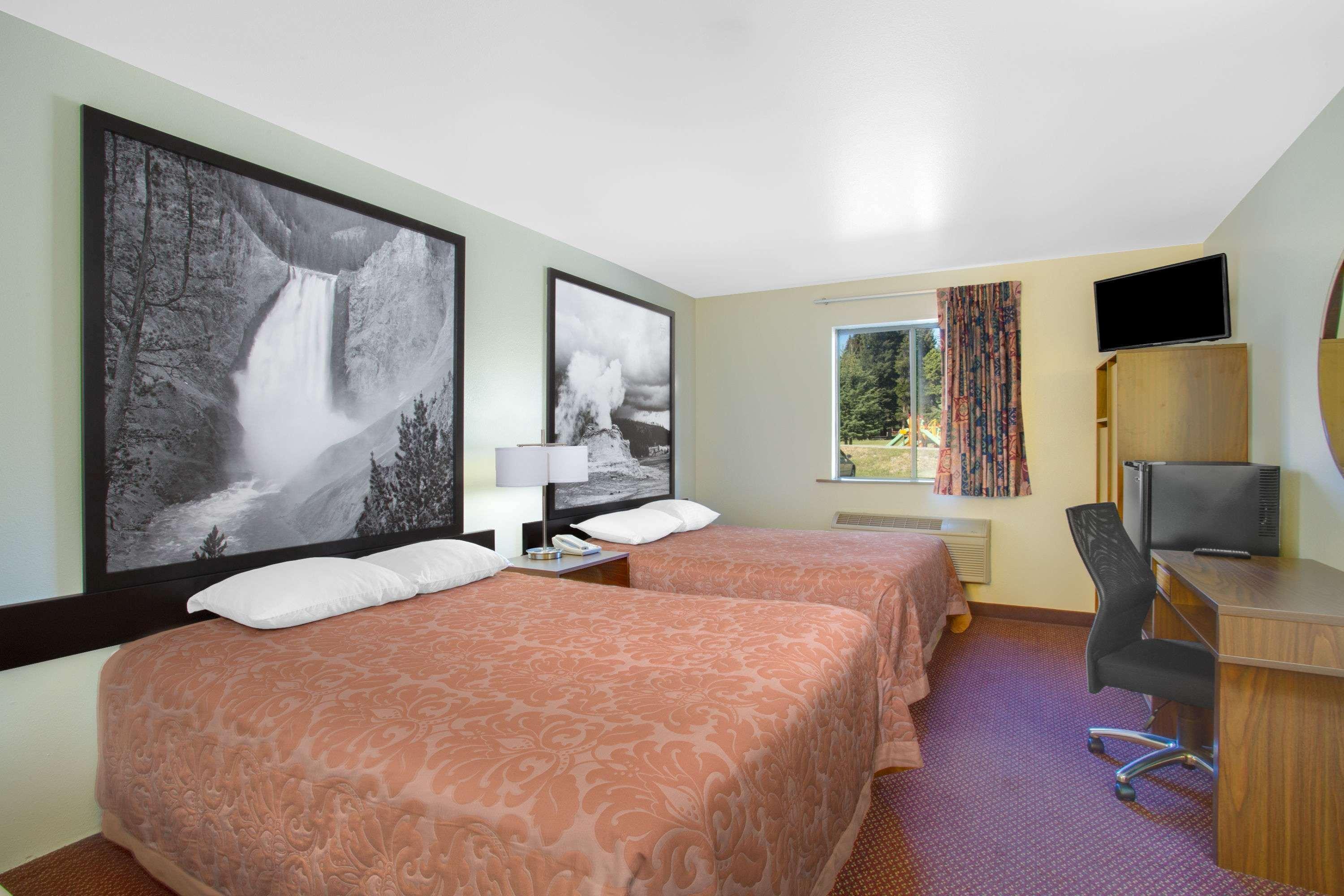 Super 8 By Wyndham West Yellowstone Exterior photo